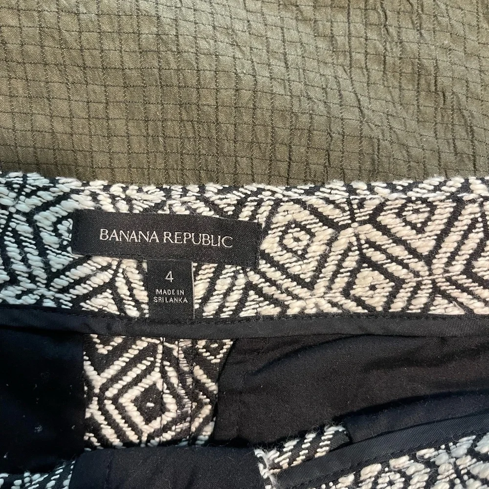 Geometric Black and White Women's Shorts - Picture 4 of 8